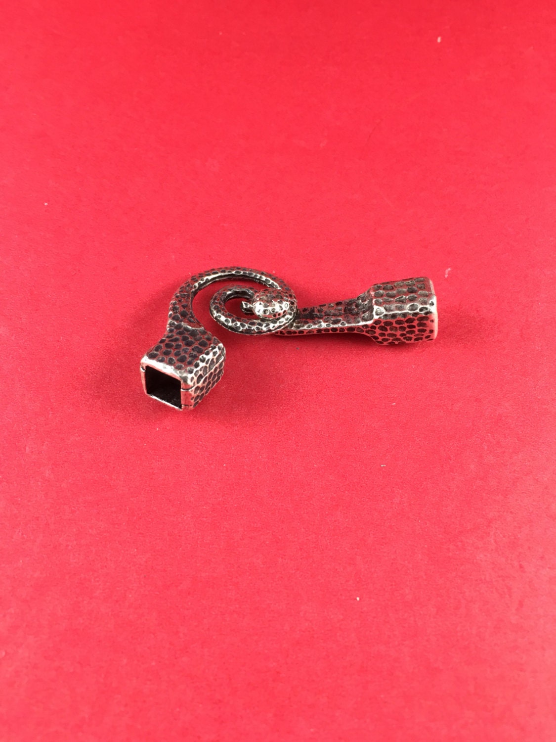 RC0250>> MADE in EUROPE hammered swirl toggle clasp, silver rl clasp, silver toggle clasp