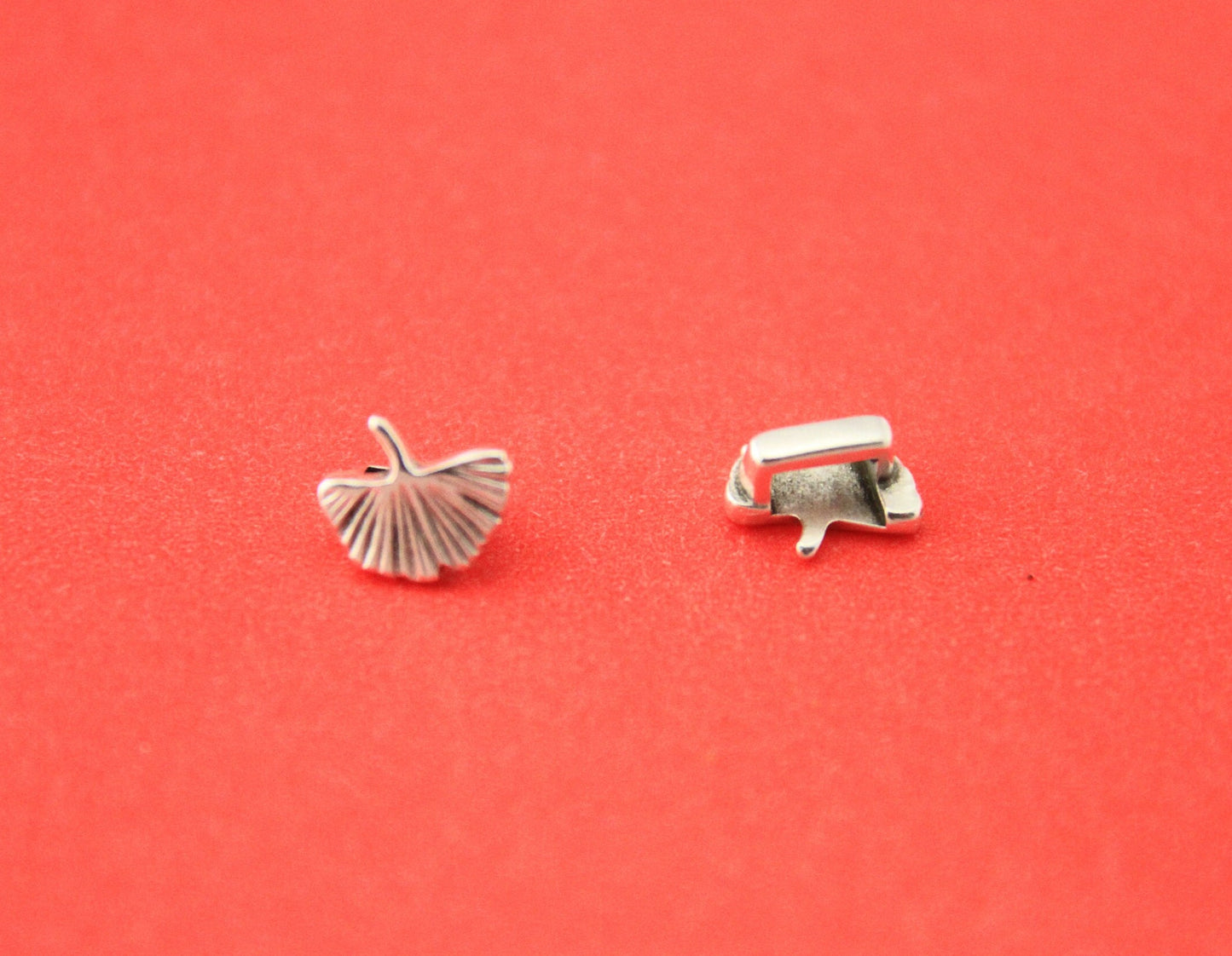 FS0495>> MADE in EUROPE 4 Ginkgo biloba leaf sliders, 5mm cord zamak slider, flat 5mm cord slider, leaf slider, Qty4