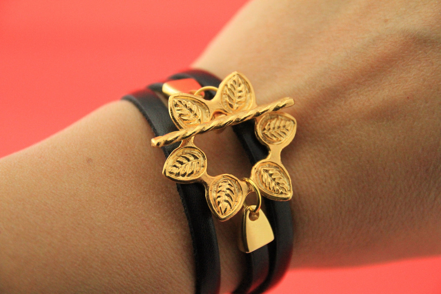 FC0368>>MADE Iin EUROPE gold flower toggle clasp for flat leather cord, Qty1
