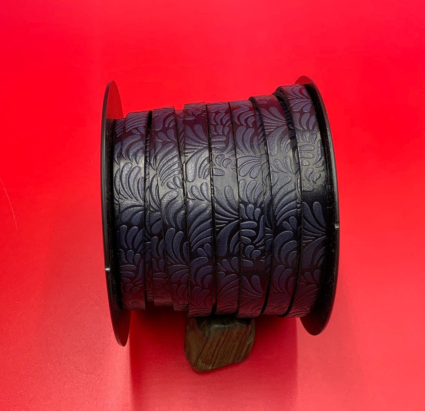 MADE in EUROPE 24'' flat 10mm engraved leather cord, 10mm flat leather cord, 10mm embossed leather cord (AR150/10/marino)