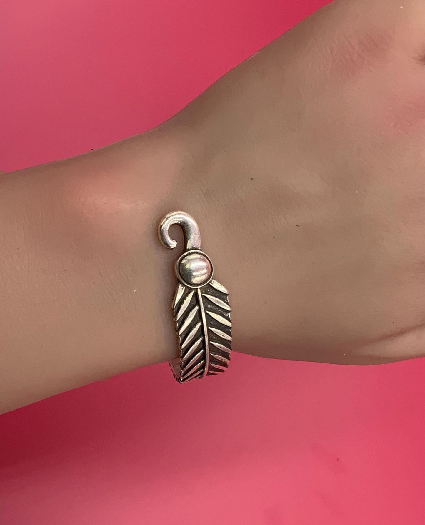 B0110>>MADE in EUROPE zamak leaf embossed half bracelet component, leaf half bracelet hook, Qty 1