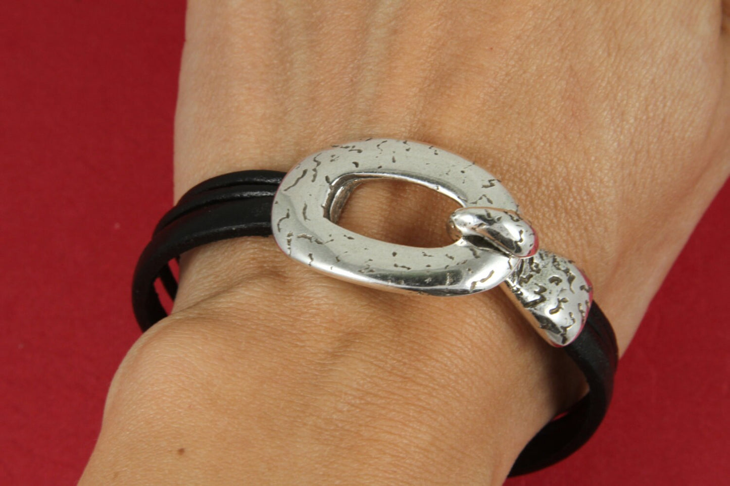 RC0018>> MADE in EUROPE zamak oval toggle clasp for multi strand bracelet, silver hammered oval clasp for bracelet (ABLZ79S) Qty1