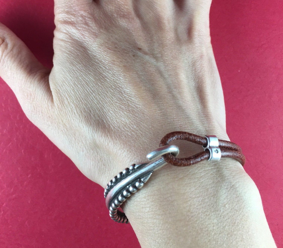 B0005>>MADE IN EUROPE zamak half bracelet with separator, half cuff, hook clasp for leather cord (6769) Qty1