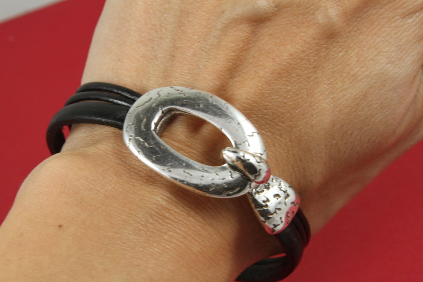 RC0018>> MADE in EUROPE zamak oval toggle clasp for multi strand bracelet, silver hammered oval clasp for bracelet (ABLZ79S) Qty1