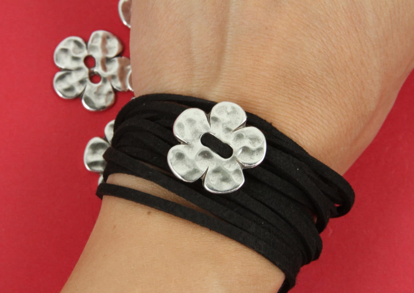 0/1 MADE in EUROPE 2 zamak flower sliders, silver hammered spacer, zamak spacer, flat flower slider (Ablz94S) Qty2