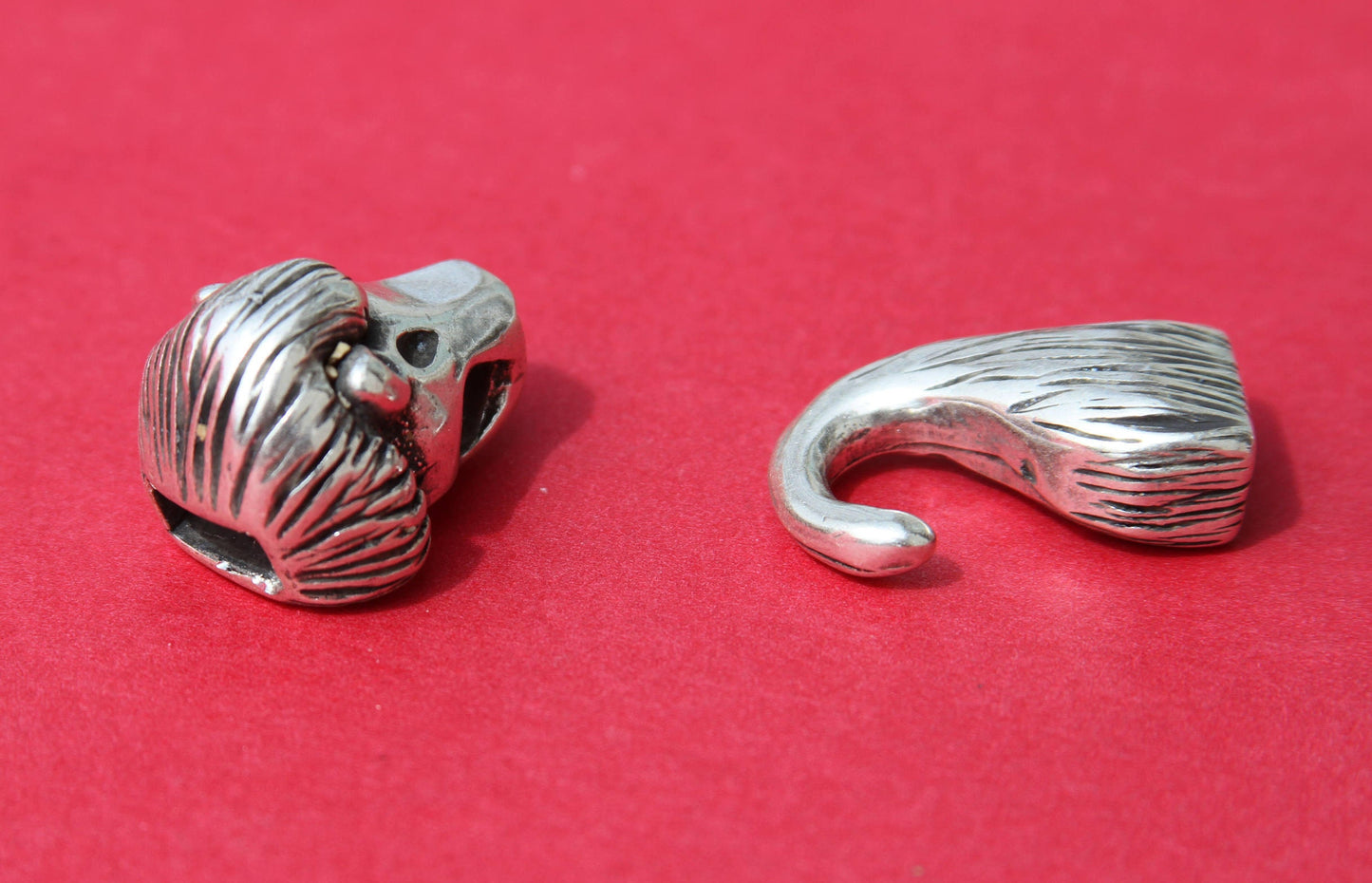 LC0028>>MADE IN EUROPE zamak lion hook clasp, licorice lion clasp, zamak lion clasp, (7428)Qty1