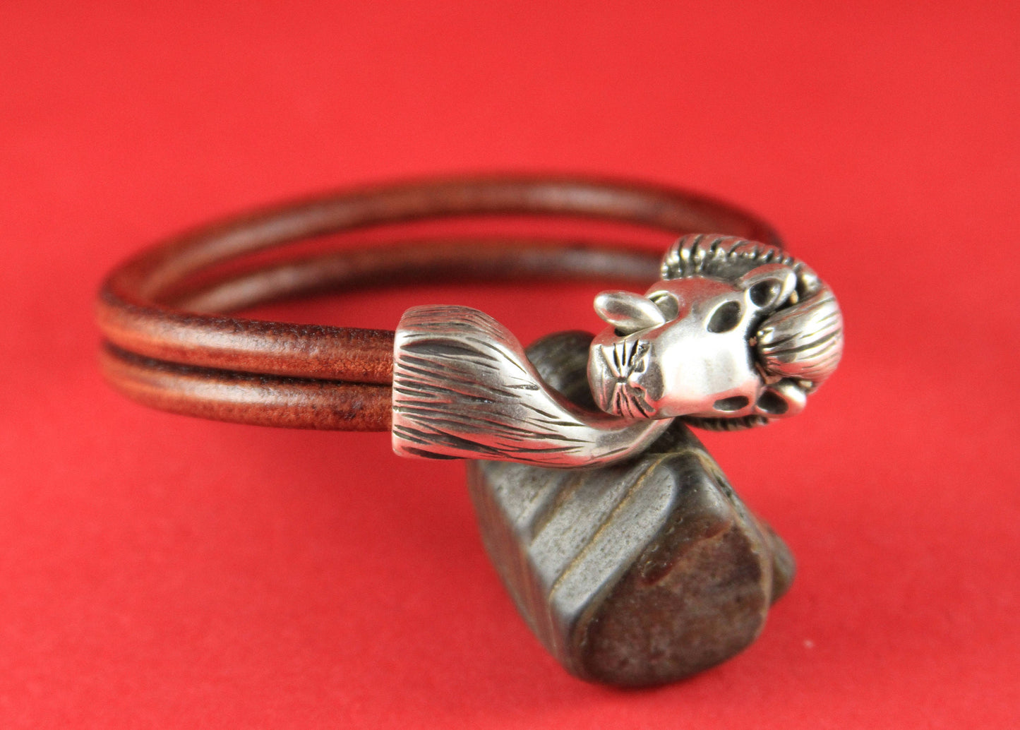 LC0028>>MADE IN EUROPE zamak lion hook clasp, licorice lion clasp, zamak lion clasp, (7428)Qty1