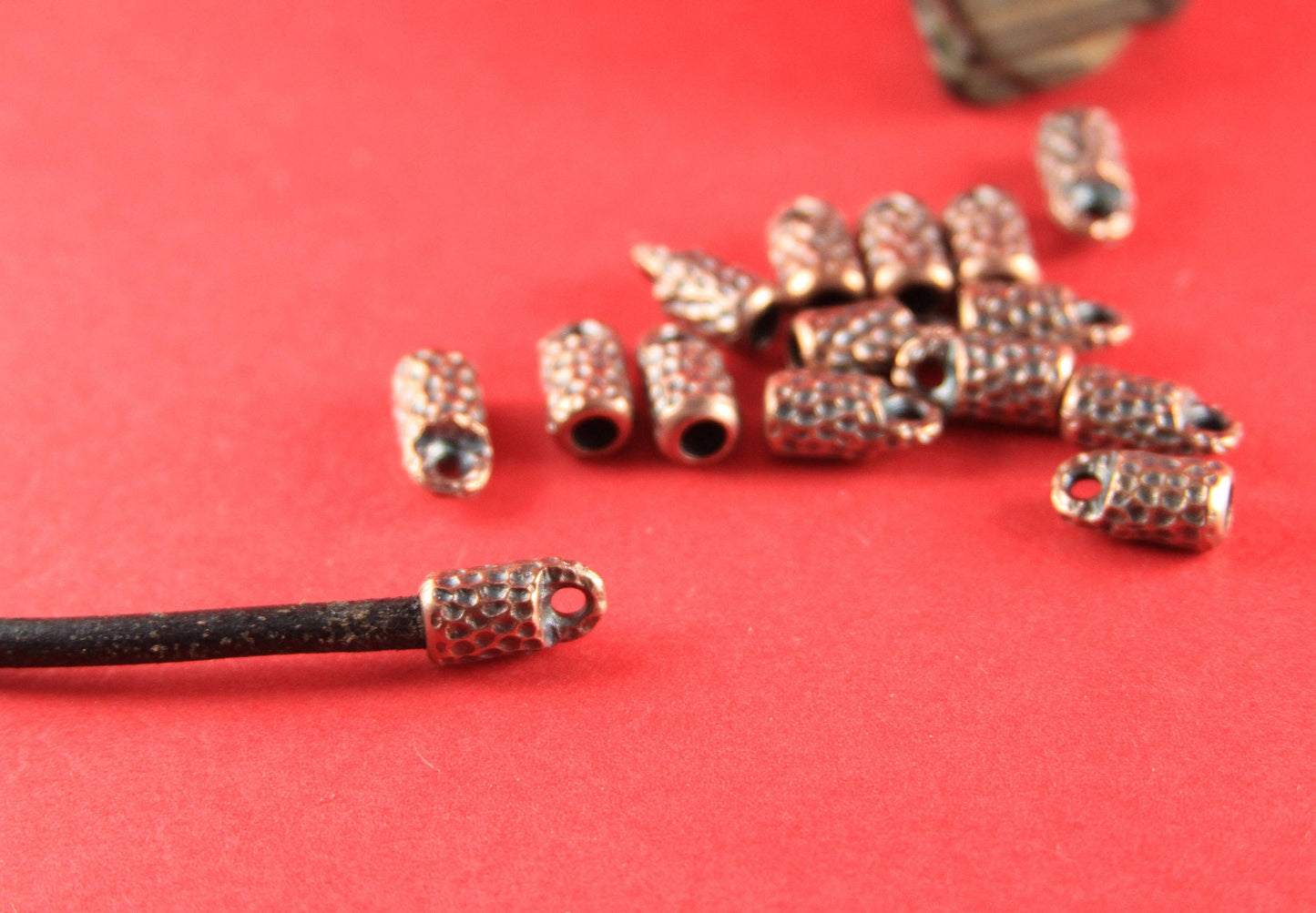 6/6 MADE IN EUROPE 2 sets of cord ends, 4mm round leather cord ends, copper hammered cord ends, leather cord clasp, (X5858AC) Qty4