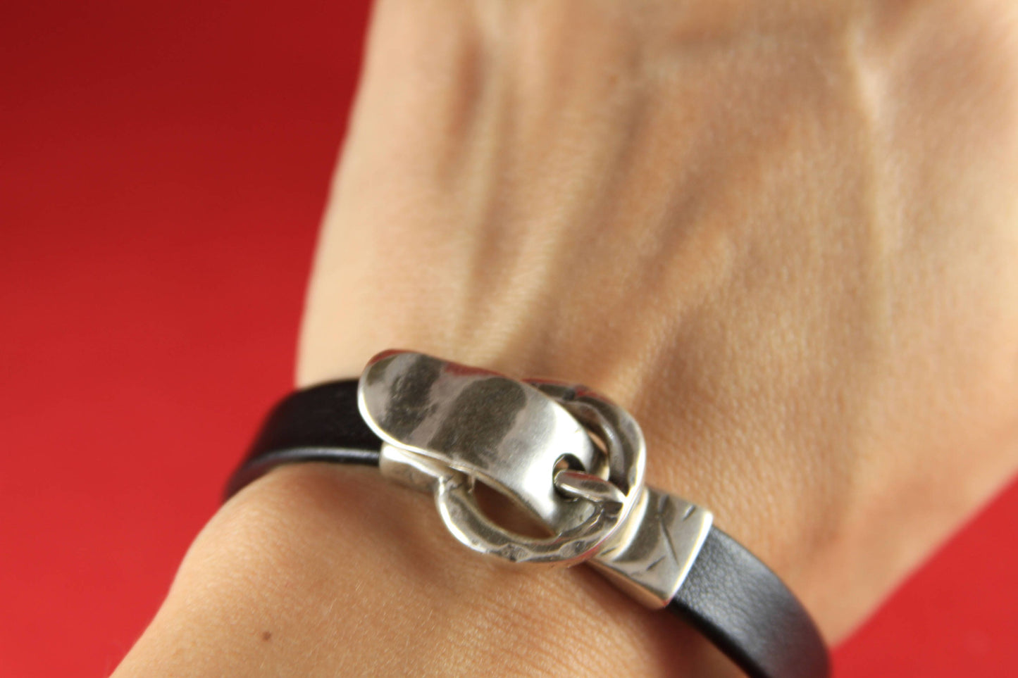 FC0273>>MADE in EUROPE zamak buckle clasp, silver hammered buckle clasp, flat cord hammered clasp  qty1