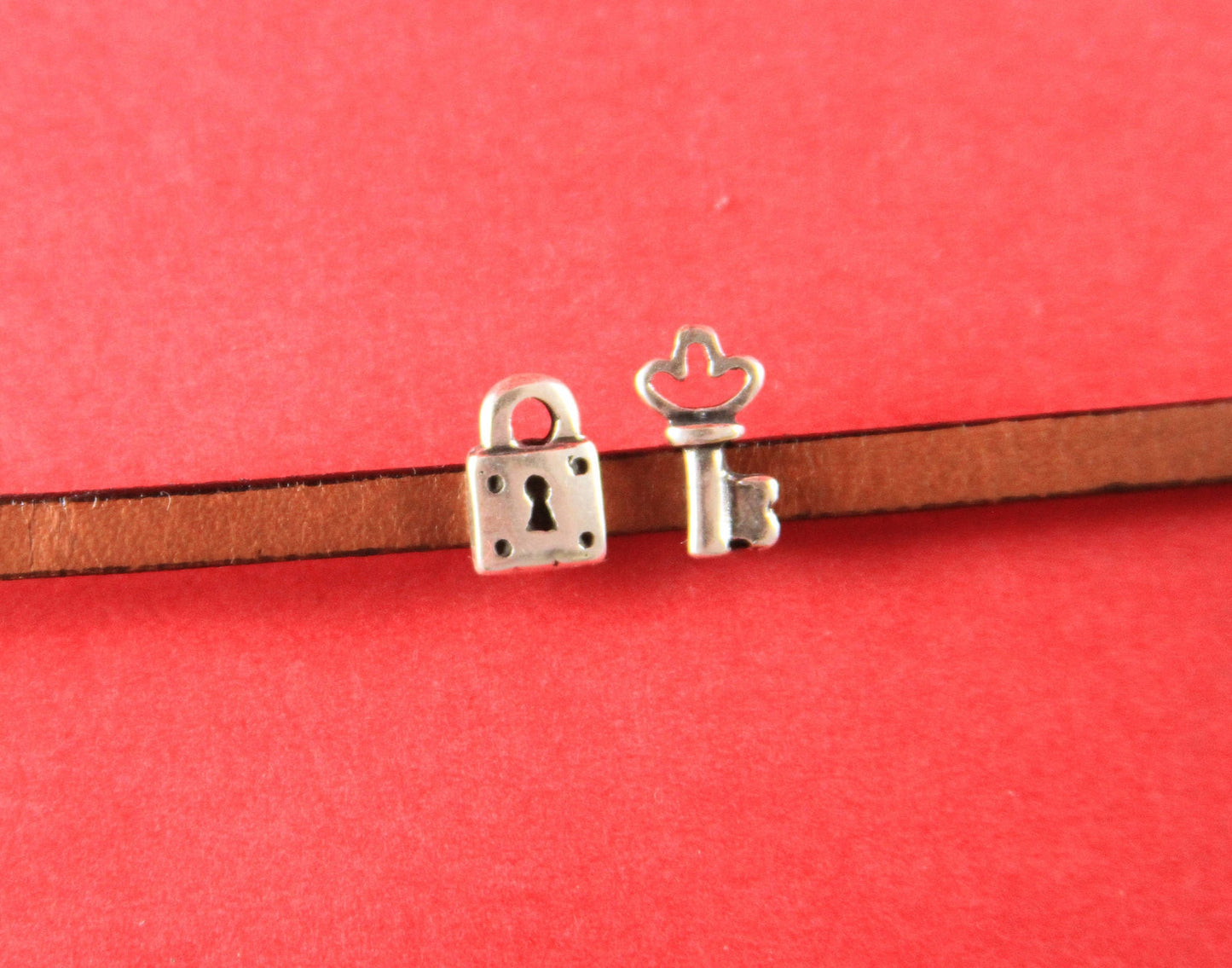 FS0215>>MADE in EUROPE  zamak padlock & key sliders for 5mm cord, flat cord slider, zamak key and padlock slider