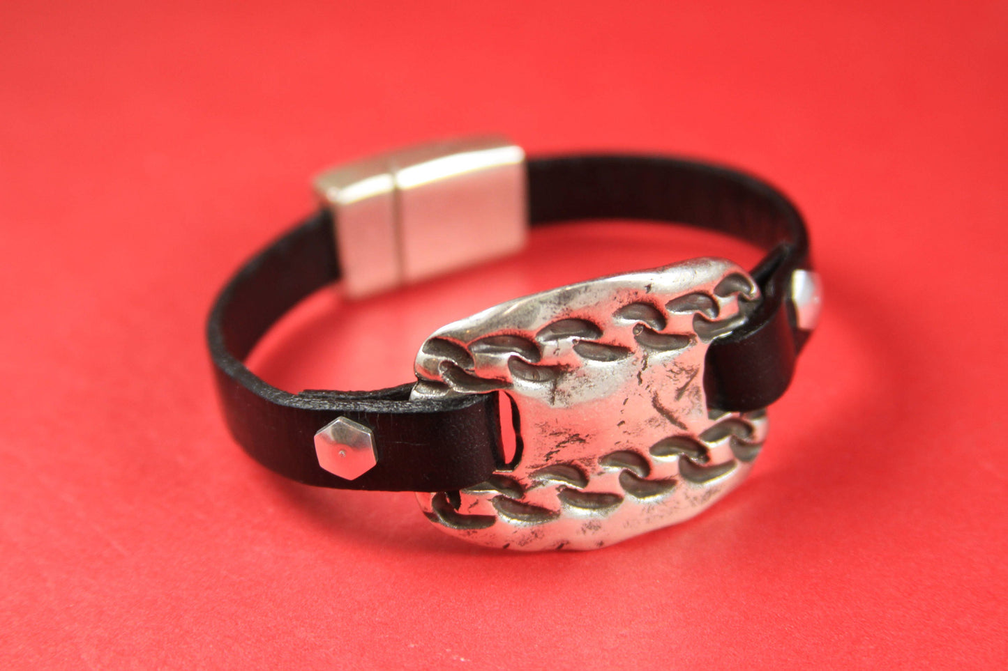 C0115>>MADE in EUROPE hammered zamak connector, flat cord connector, flat leather cord connector  Qty 1
