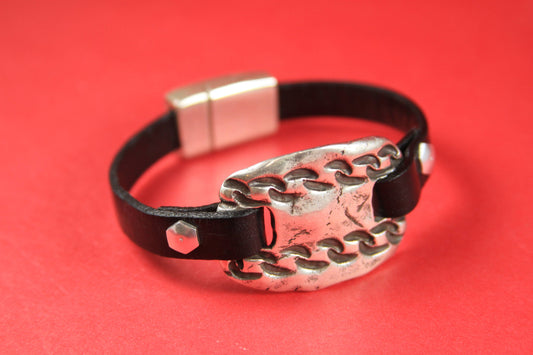 C0115>>MADE in EUROPE hammered zamak connector, flat cord connector, flat leather cord connector  Qty 1