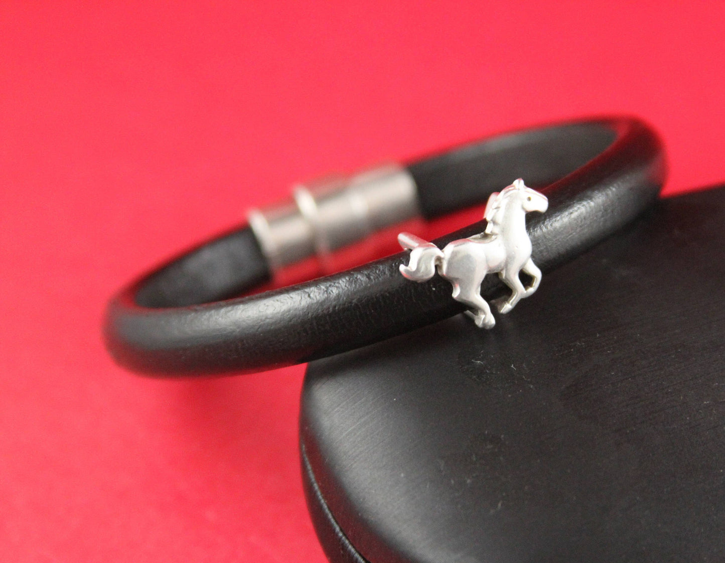 LS0072>>MADE IN EUROPE 2 zamak  horse sliders, zamak horse bead, licorice cord slider Qty2