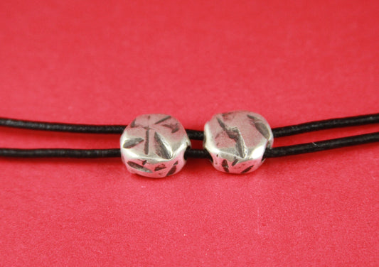 RS0065>>MADE in EUROPE 2 hammered zamak flat two hole beads, silver two hole flat beads(78575/03) Qty2