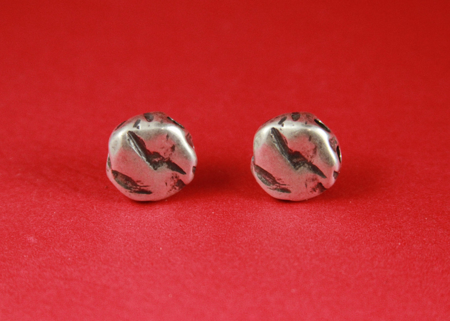 RS0065>>MADE in EUROPE 2 hammered zamak flat two hole beads, silver two hole flat beads(78575/03) Qty2