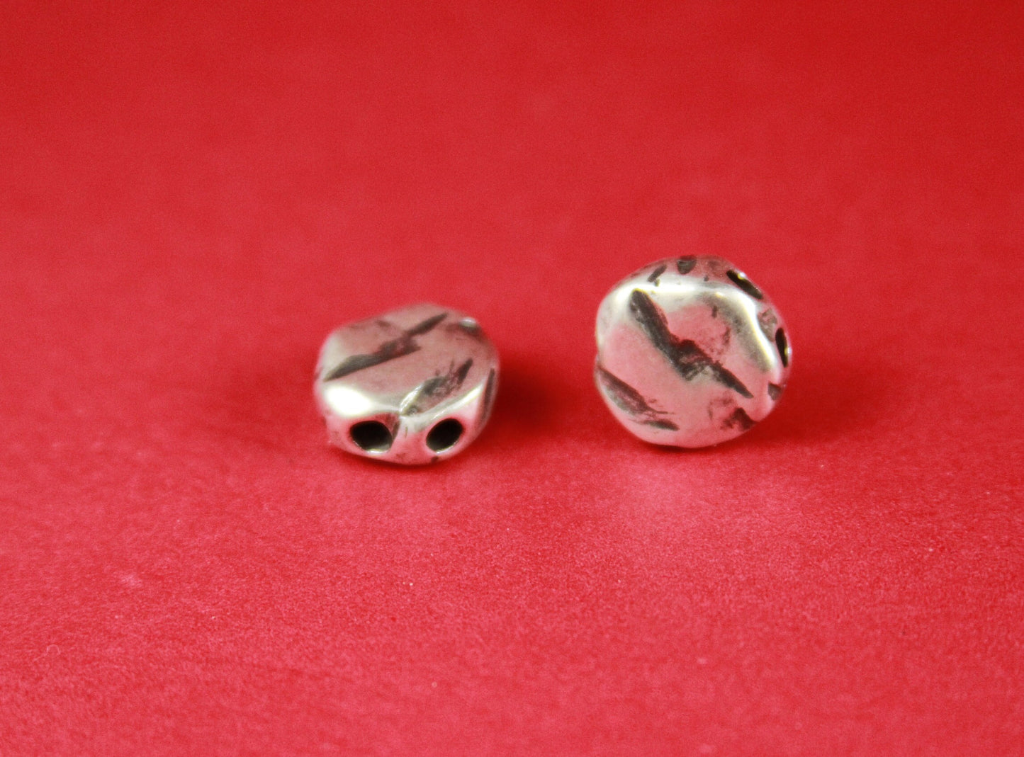 RS0065>>MADE in EUROPE 2 hammered zamak flat two hole beads, silver two hole flat beads(78575/03) Qty2