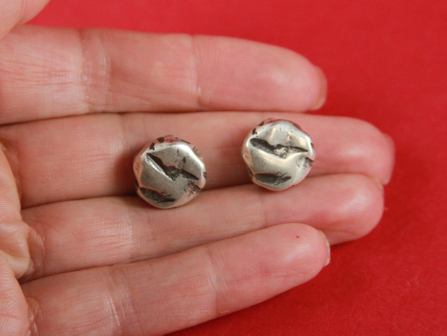 RS0065>>MADE in EUROPE 2 hammered zamak flat two hole beads, silver two hole flat beads(78575/03) Qty2