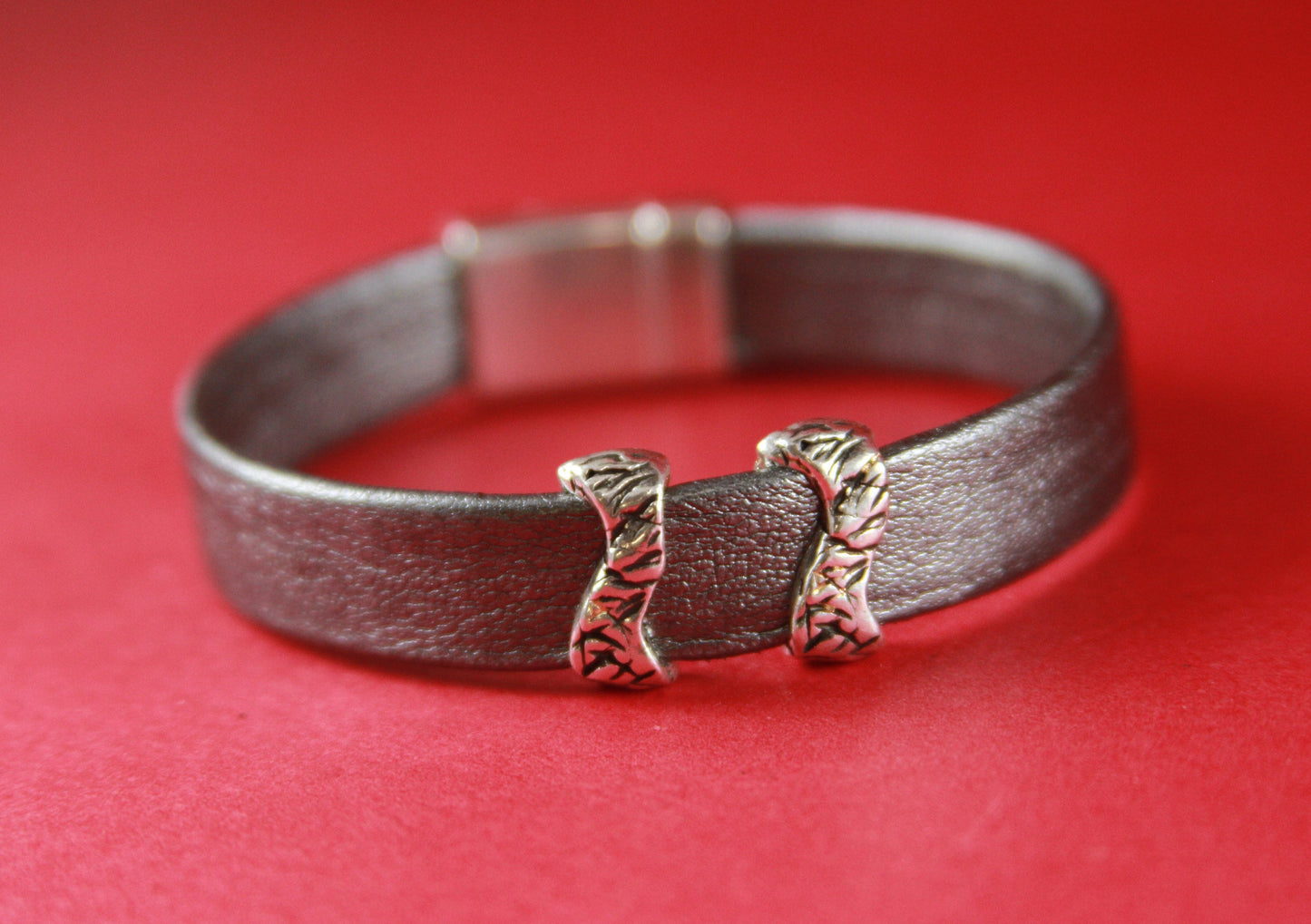FS0200>> MADE in EUROPE 2 zamak hammered sliders, 10mm flat cord slider, 10mm leather cord slider, zamak sliders Qty2