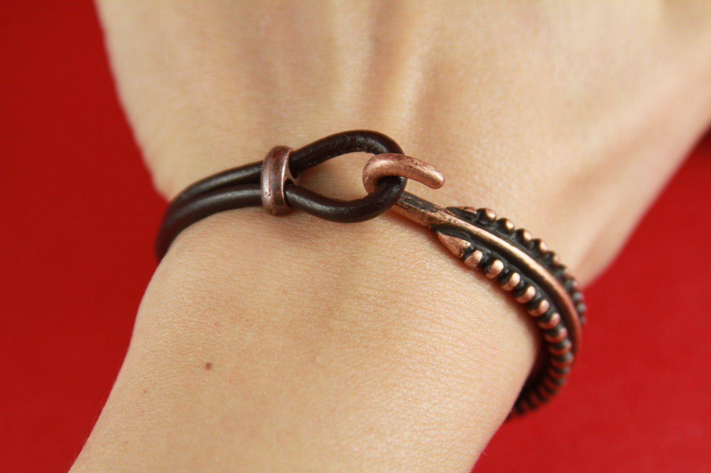 B0004>>MADE IN EUROPE zamak half bracelet with separator, half cuff, hook clasp for leather cord (6769C) Qty 1set
