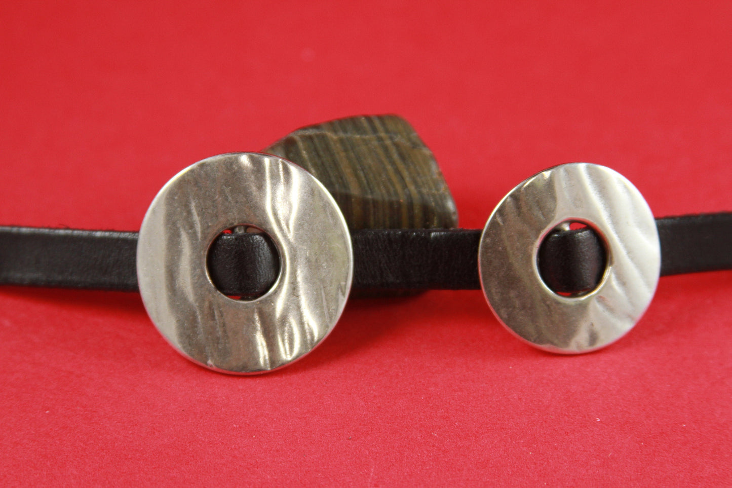 FS0247>>MADE IN EUROPE zamak round slider , hammered circle slider for 10mm flat cord, flat cord zamak slider(7427) Qty1