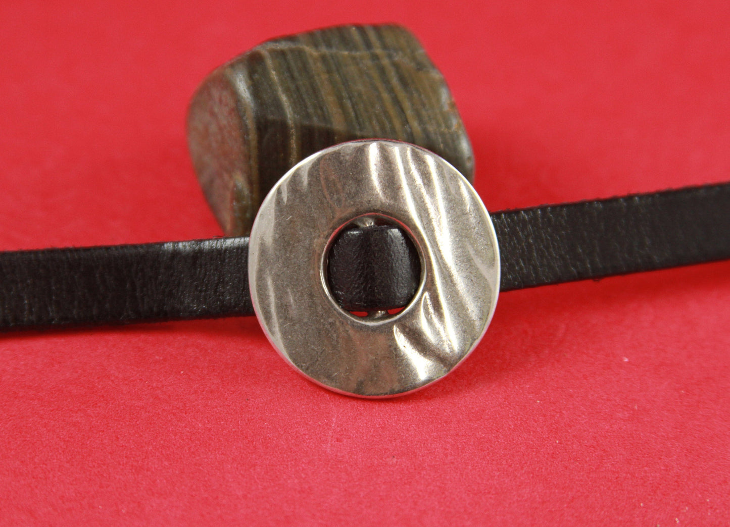 FS0247>>MADE IN EUROPE zamak round slider , hammered circle slider for 10mm flat cord, flat cord zamak slider(7427) Qty1