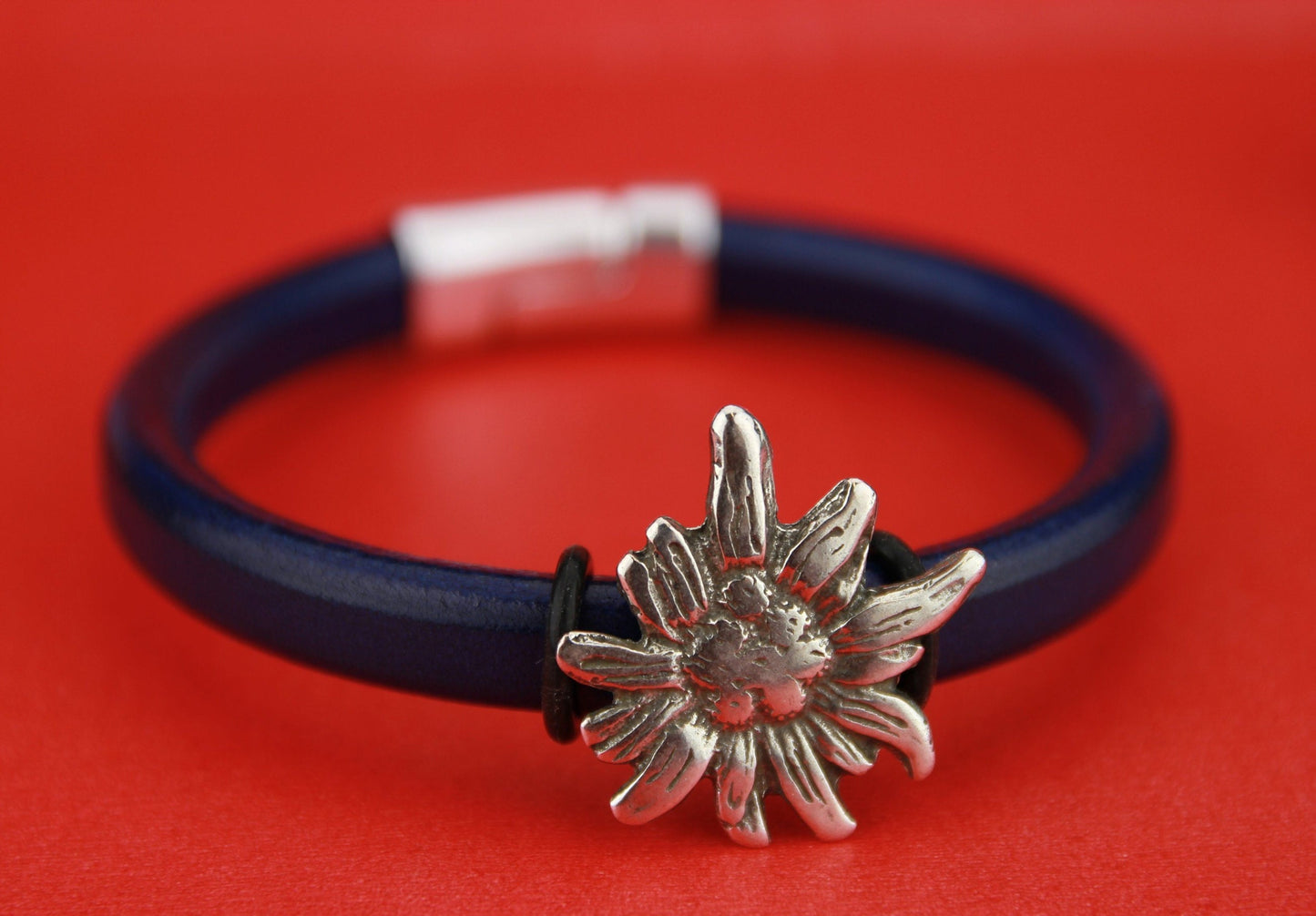 LS0062>>MADE IN EUROPE 2 zamak flower sliders, licorice flower slider, Licorice edelweiss slider, silver flower sliders(6796/R) Qty2