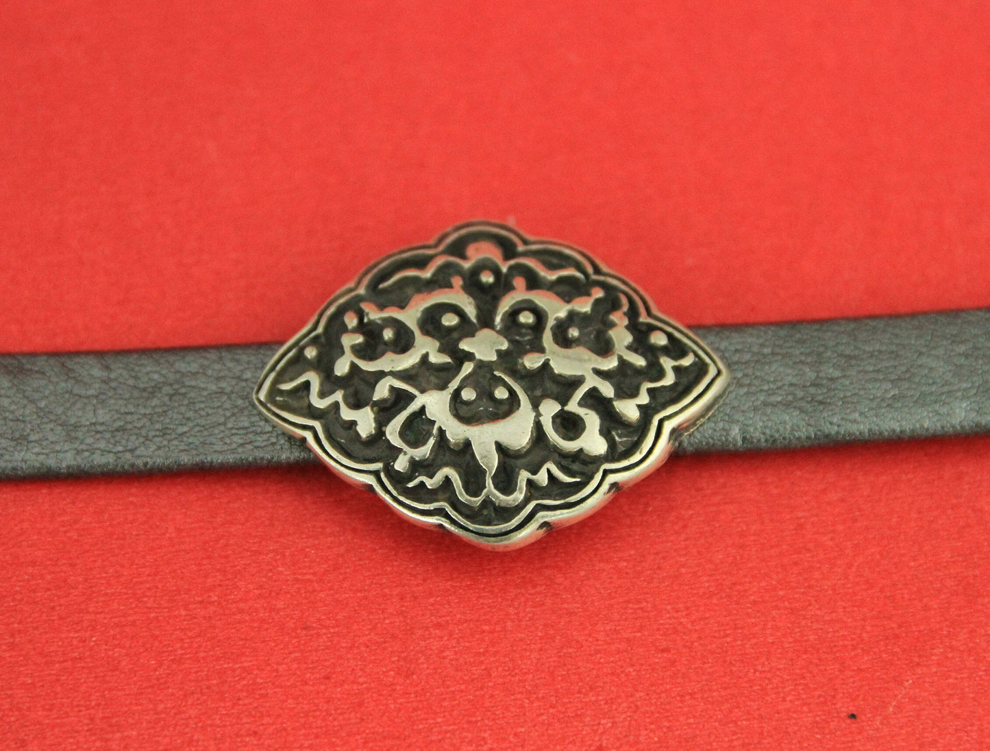 FS0339>>MADE in EUROPE  zamak engraved slider, 13mm flat leather cord zamak slider qty1