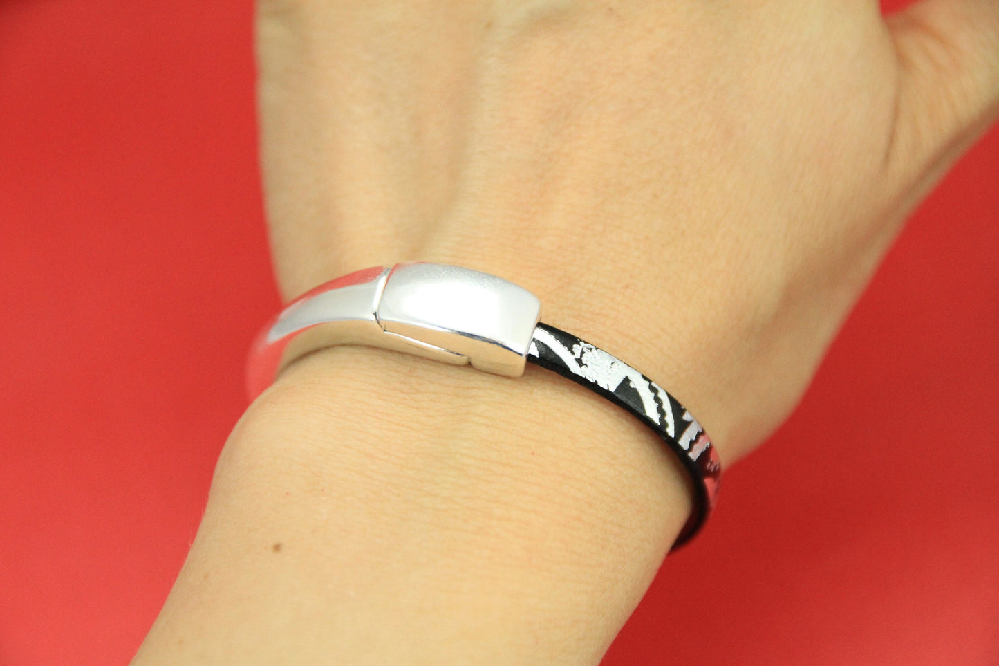 B0073>>MADE IN EUROPE zamak half bracelet, half cuff, half bracelet for flat 5mm leather cord, Qty1
