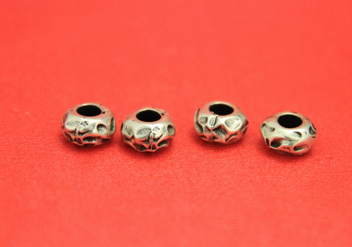 RS0032>>MADE in ZAMAK 6 rondelle beads, round silver beads, 4mm hammered zamak beads, zamak beads for 4mm round cord (BO-0054S)qty6