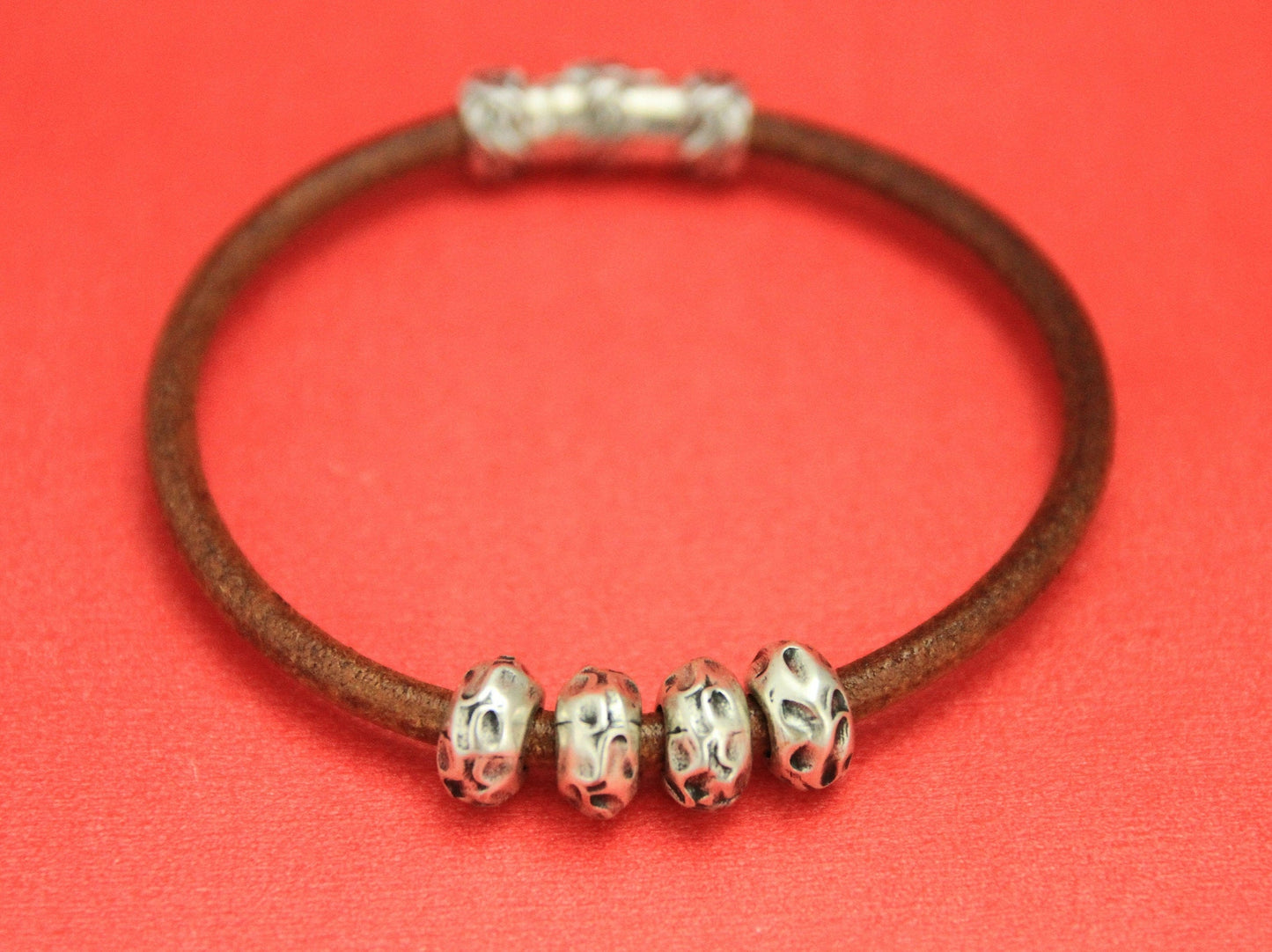 RS0032>>MADE in ZAMAK 6 rondelle beads, round silver beads, 4mm hammered zamak beads, zamak beads for 4mm round cord (BO-0054S)qty6