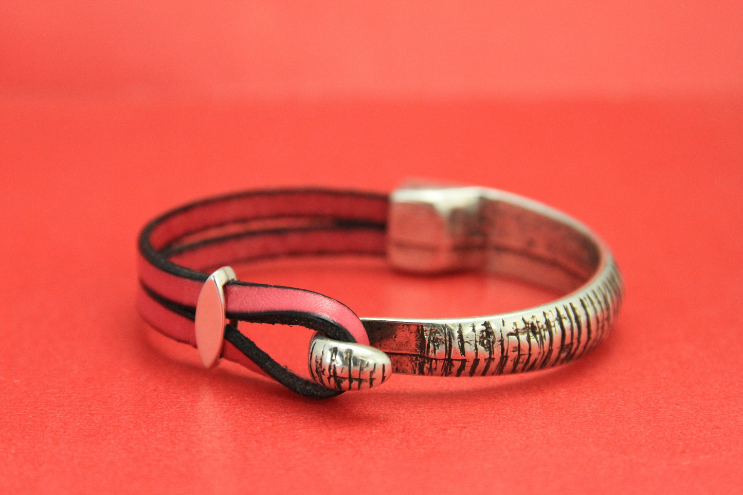 B0086>> MADE in EUROPE hammered half bracelet, flat leather cord half bracelet