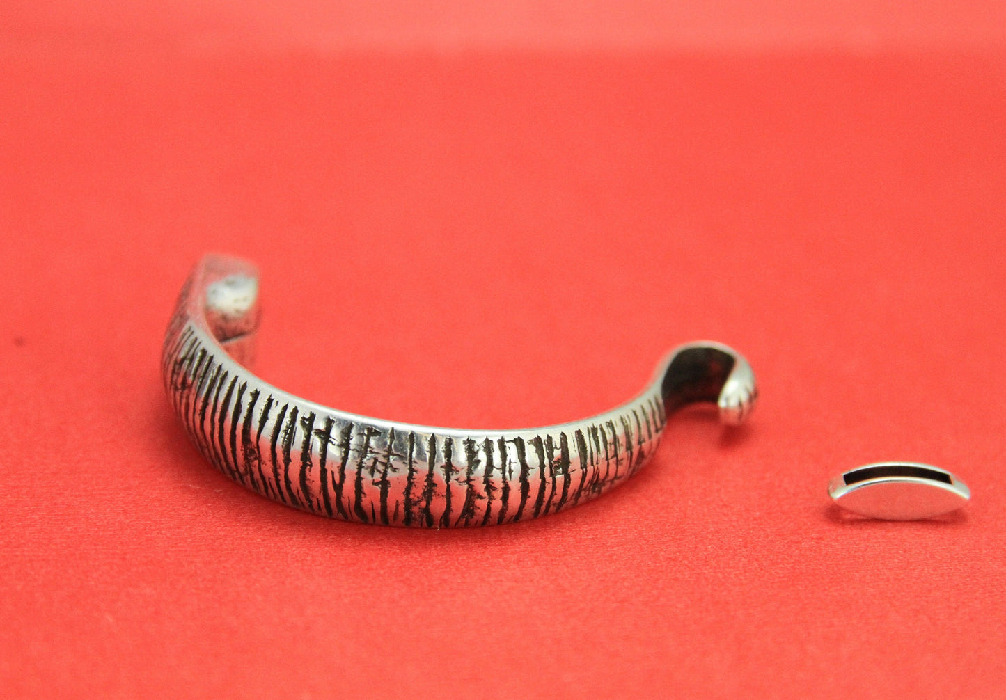 B0086>> MADE in EUROPE hammered half bracelet, flat leather cord half bracelet