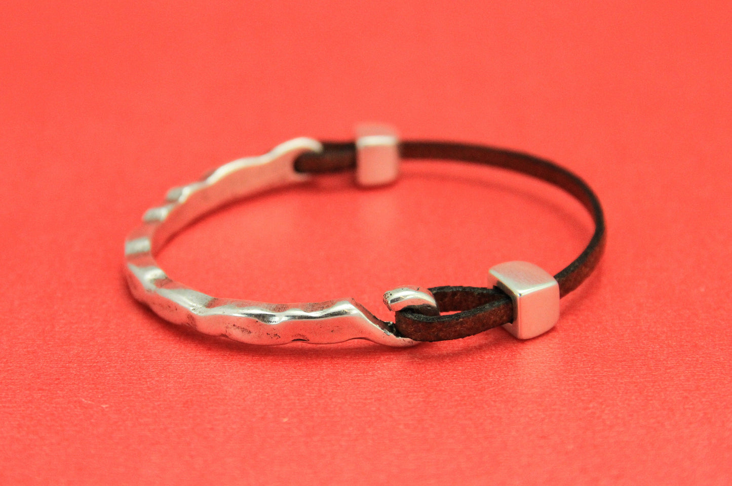 B0087>>MADE in EUROPE zamak half bracelet component, hammered zamak bracelet hook, Qty 1