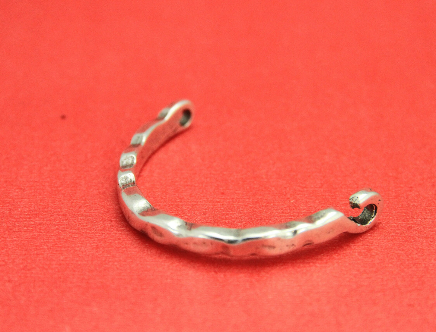B0087>>MADE in EUROPE zamak half bracelet component, hammered zamak bracelet hook, Qty 1
