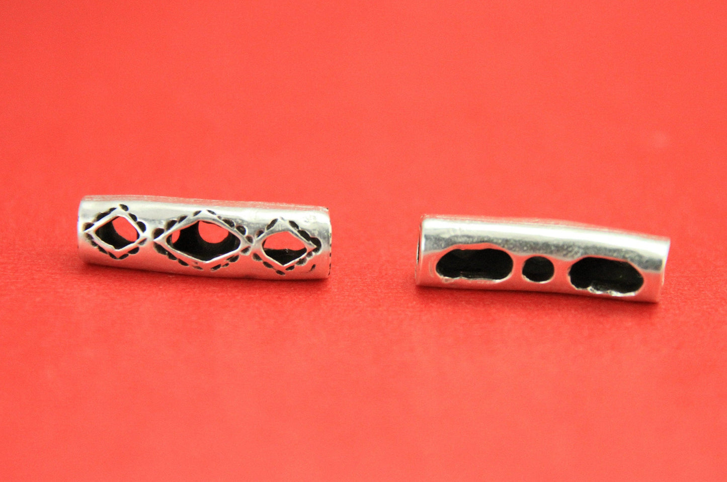 RS0051>>MADE IN EUROPE 2 zamak engraved sliders, zamak 4mm engraved tube, 4mm leather cor tube slider, Qty2