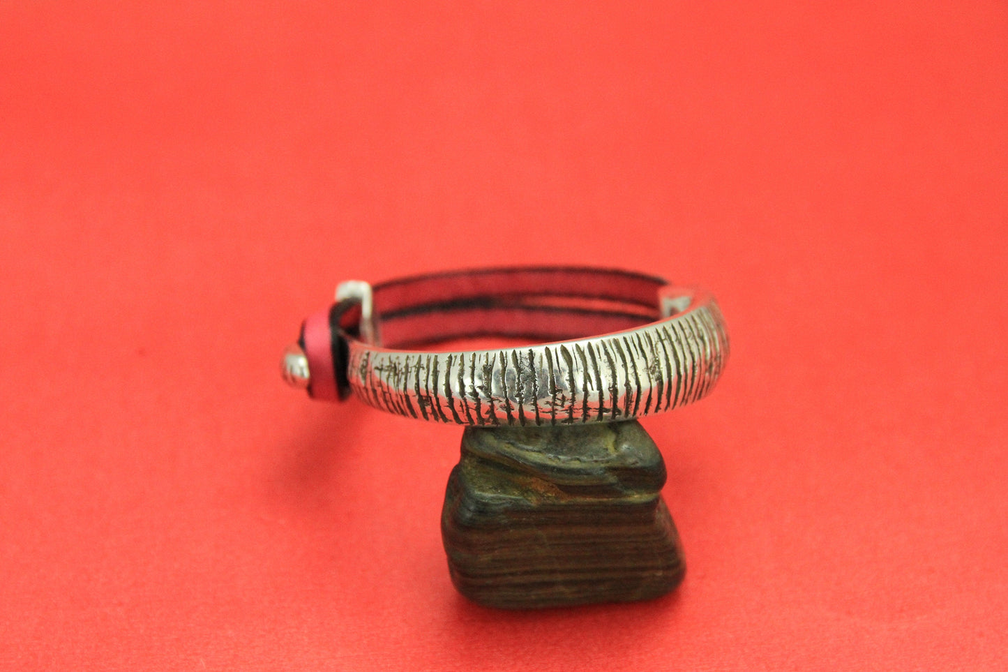 B0086>> MADE in EUROPE hammered half bracelet, flat leather cord half bracelet