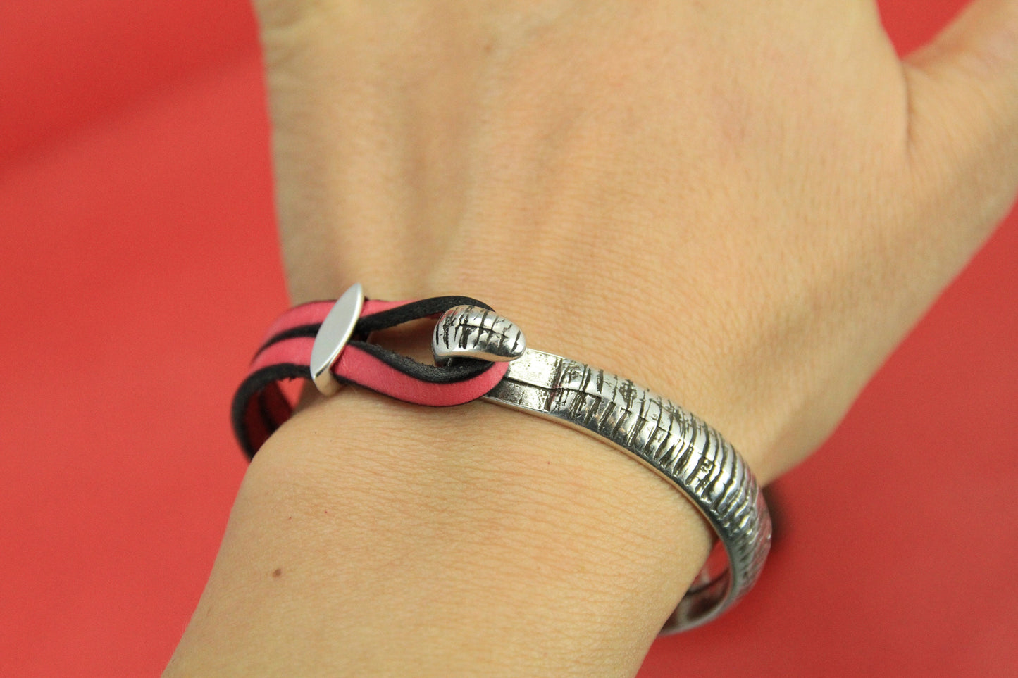 B0086>> MADE in EUROPE hammered half bracelet, flat leather cord half bracelet