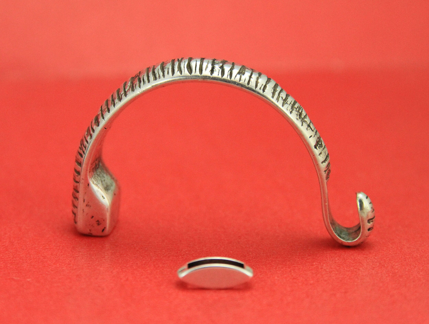 B0086>> MADE in EUROPE hammered half bracelet, flat leather cord half bracelet