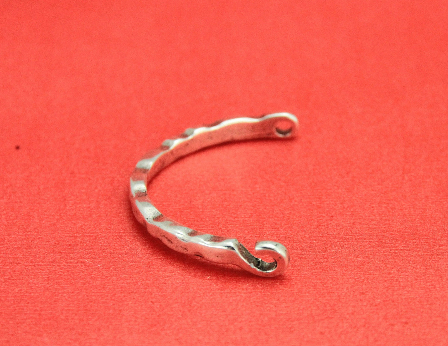 B0087>>MADE in EUROPE zamak half bracelet component, hammered zamak bracelet hook, Qty 1