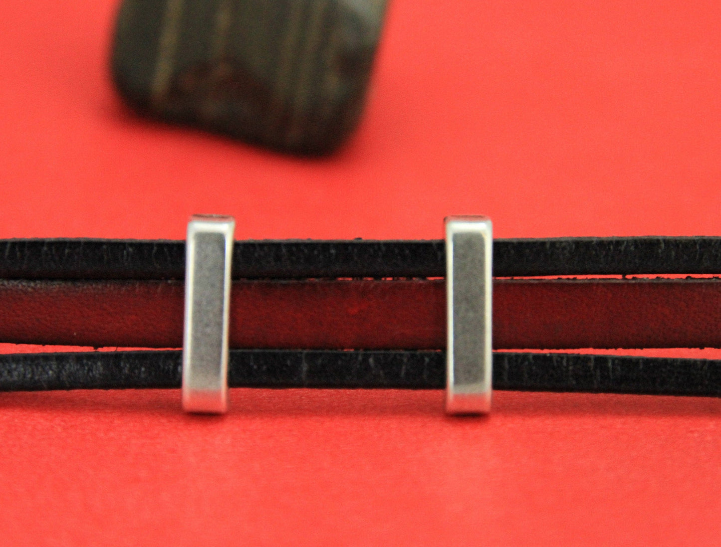 FS0446>>MADE in EUROPE 4 zamak sliders, 13mm flat leather cord zamak slider bars, qty4