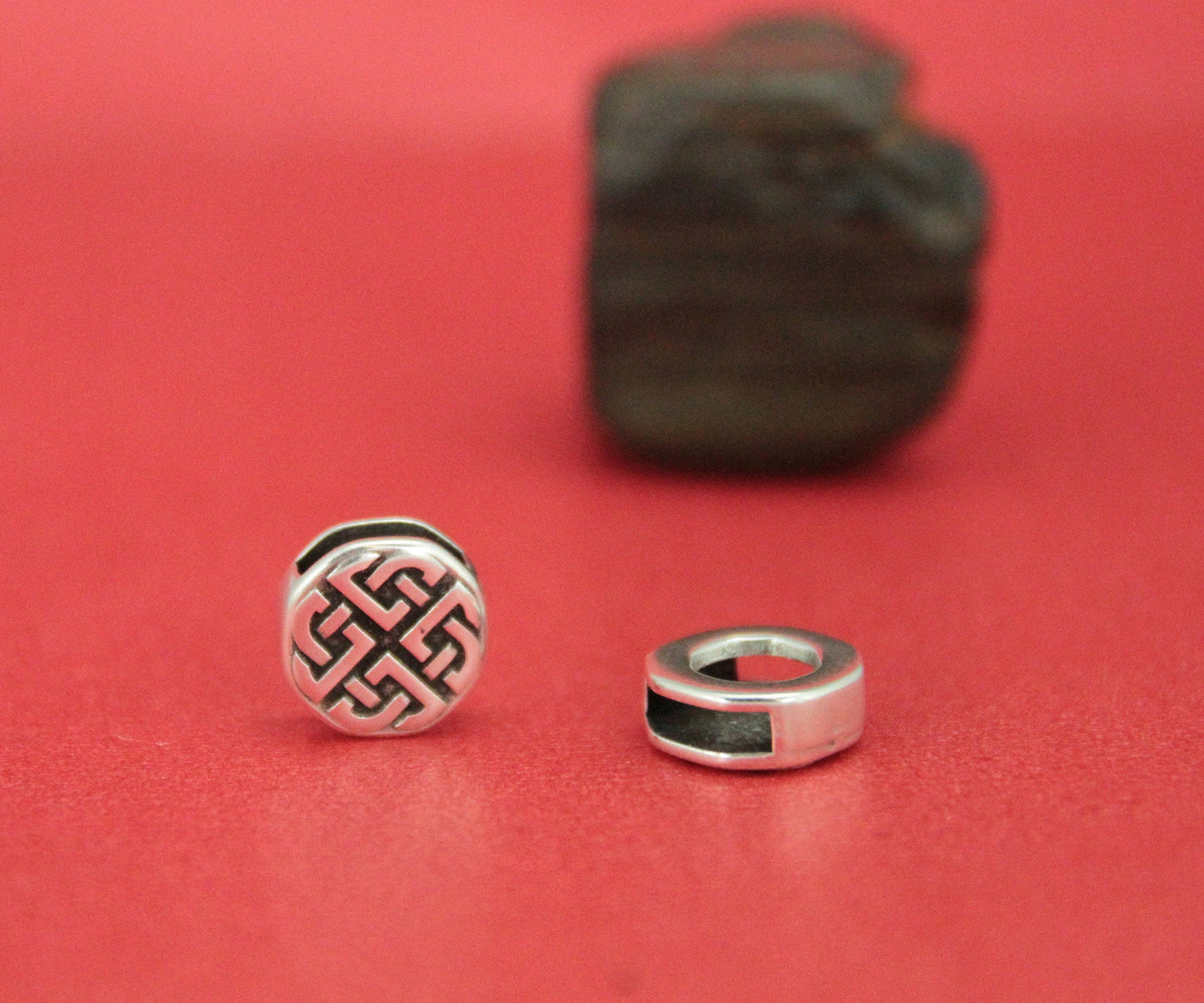 FS0458>> MADE IN EUROPE 2 zamak flat cord sliders, 10mm cord celtic knot sliders, qty2
