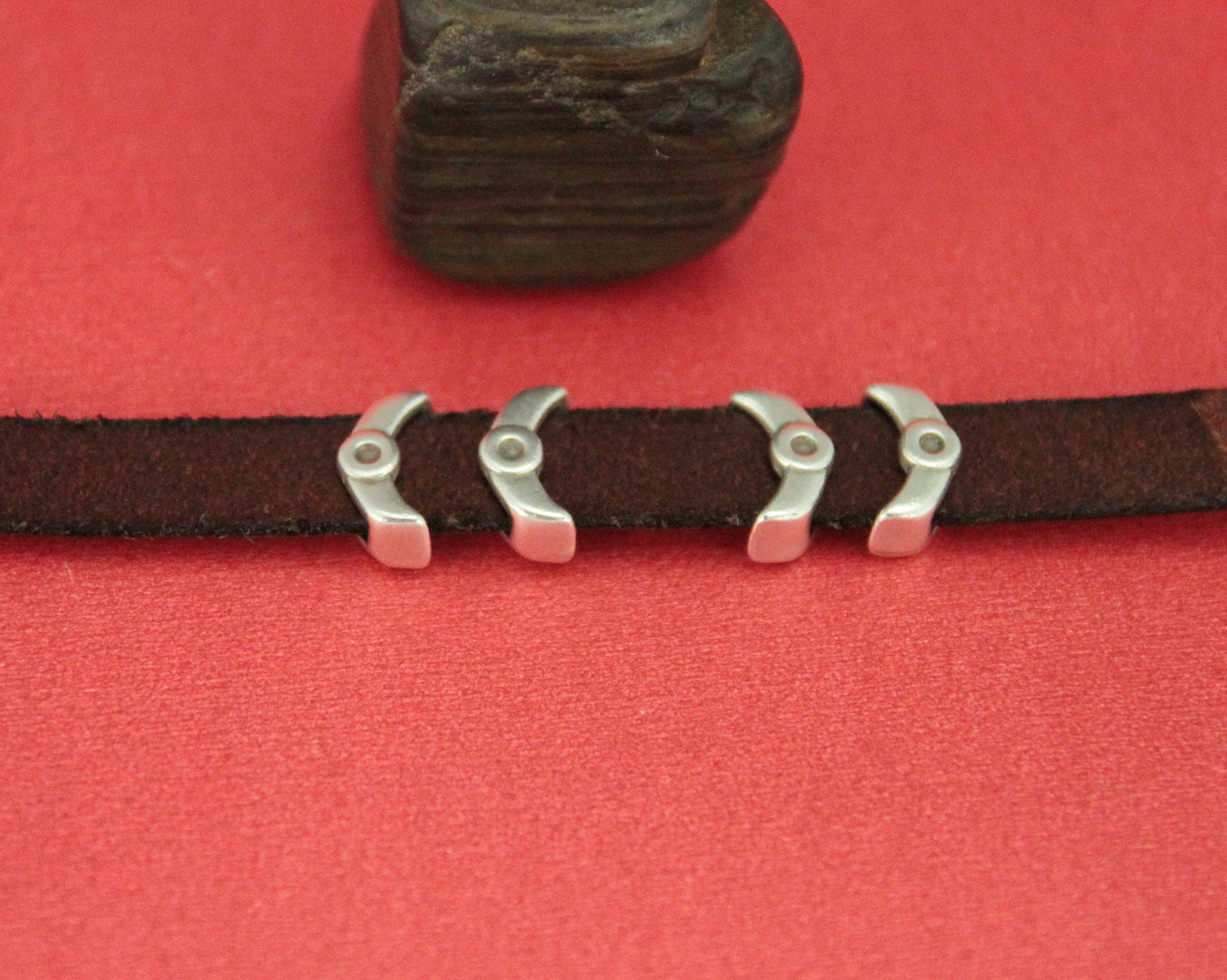 FS0460>>MADE IN EUROPE 4 curved crimp able hammered sliders, 10mm flat cord sliders, crimp sliders Qty4