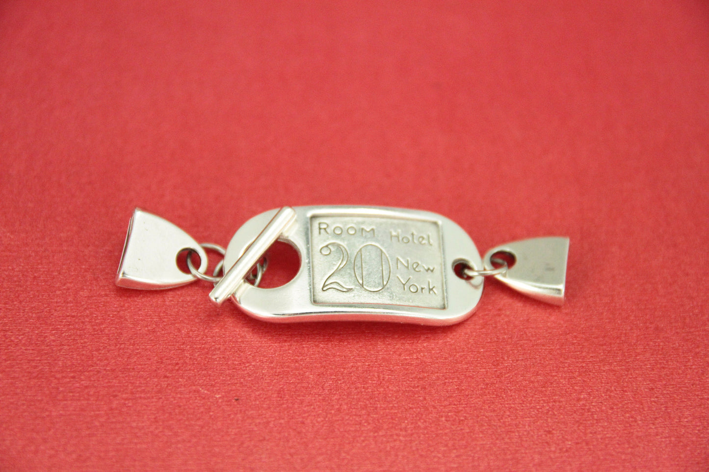 FC0349>>MADE in EUROPE zamak flat toggle clasp, 10mm or 5mm flat cord "Room Hotel 20 New York" toggle clasp,(NG1420)) Qty1