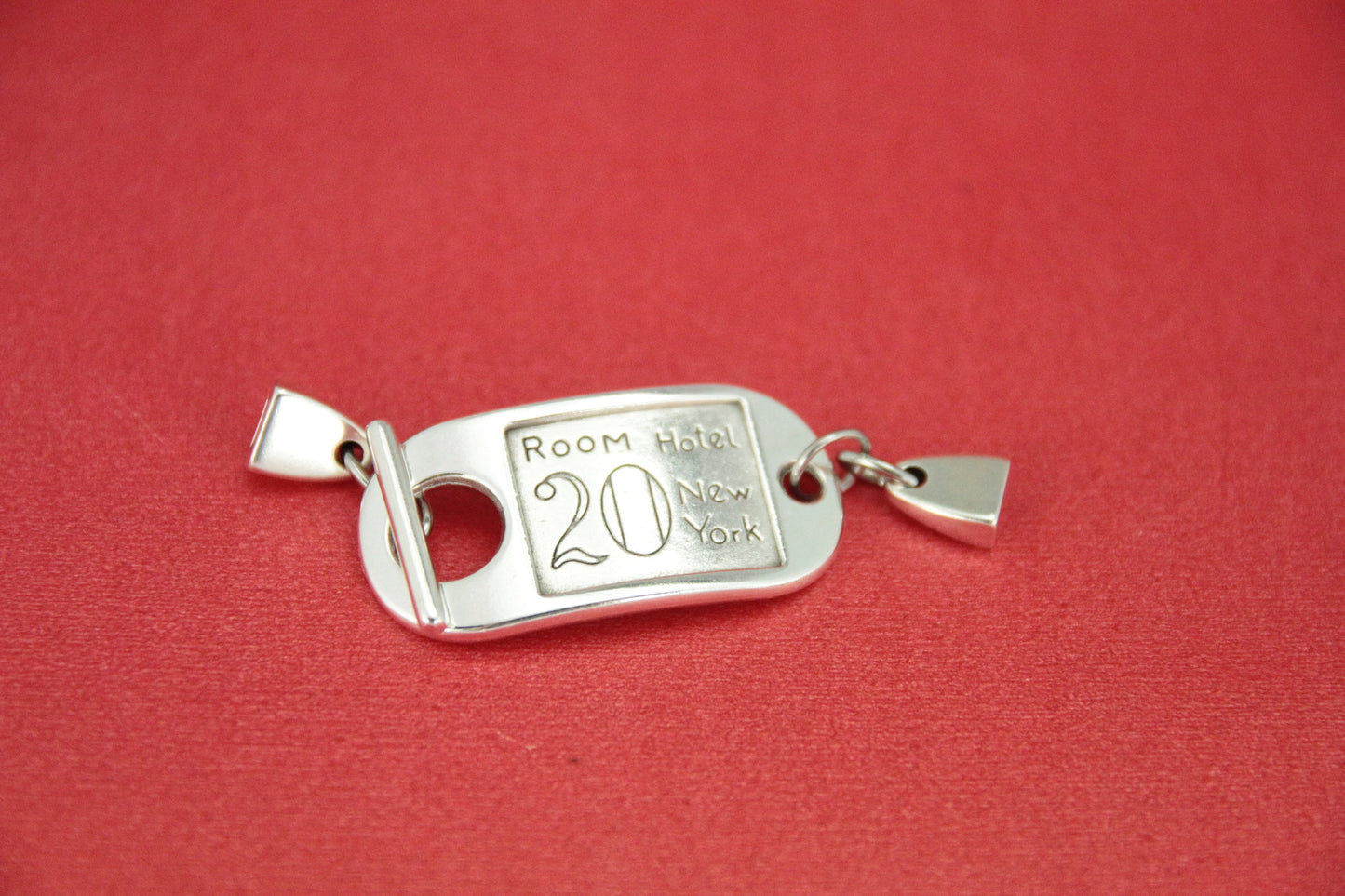 FC0349>>MADE in EUROPE zamak flat toggle clasp, 10mm or 5mm flat cord "Room Hotel 20 New York" toggle clasp,(NG1420)) Qty1