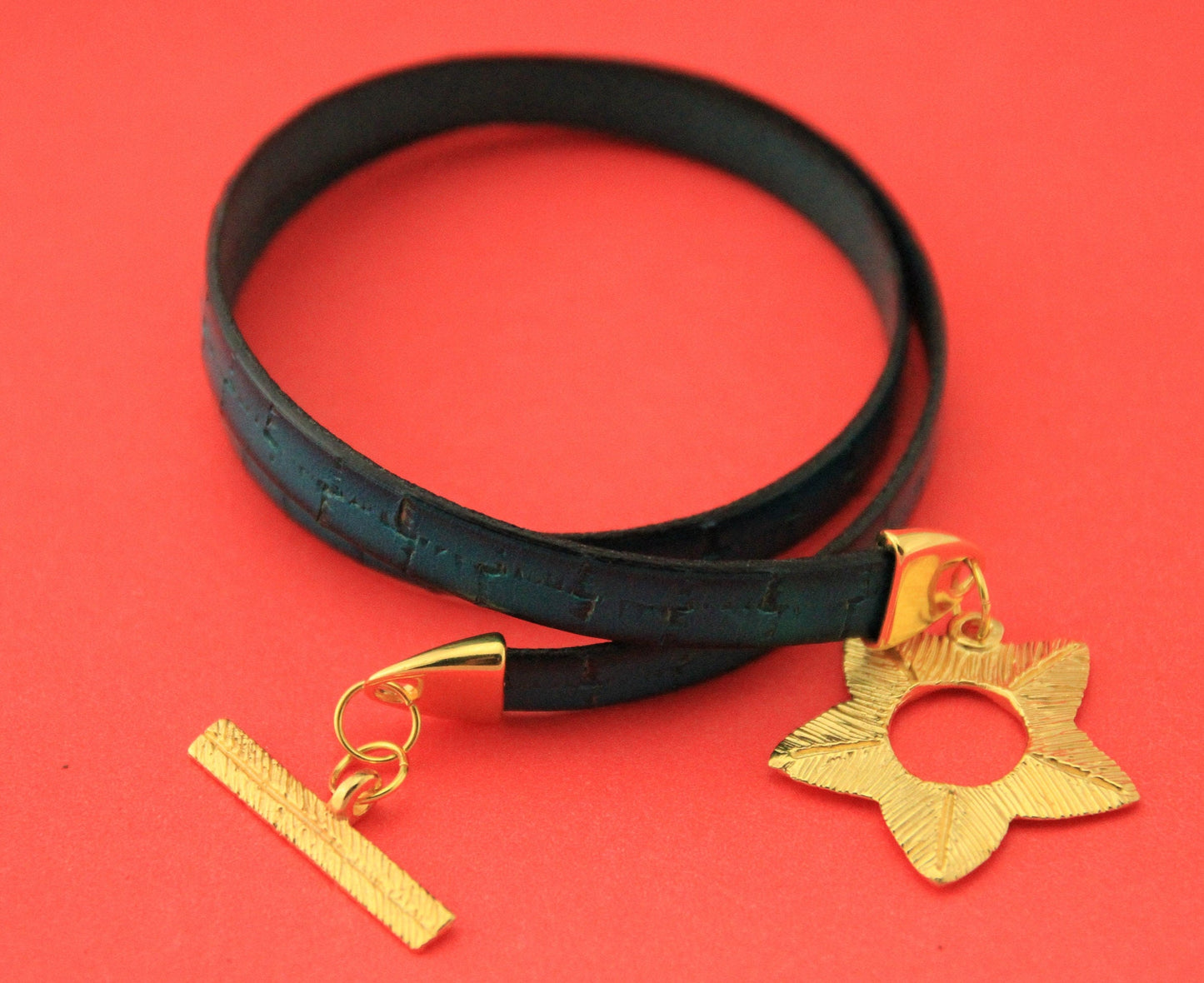 FC0367>>MADE Iin EUROPE gold flower toggle clasp for flat leather cord, Qty1