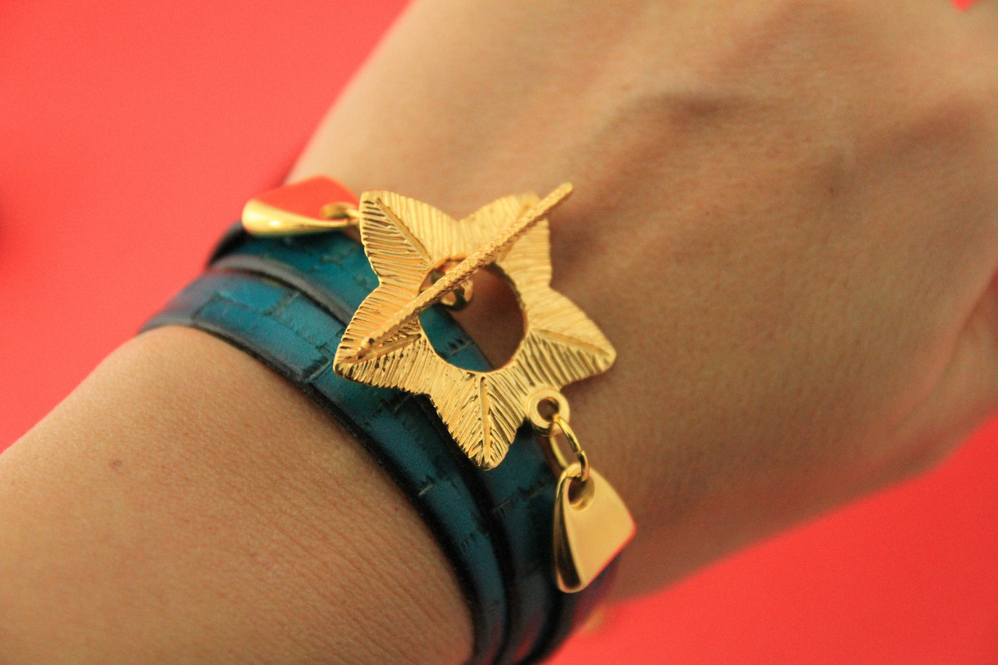 FC0367>>MADE Iin EUROPE gold flower toggle clasp for flat leather cord, Qty1