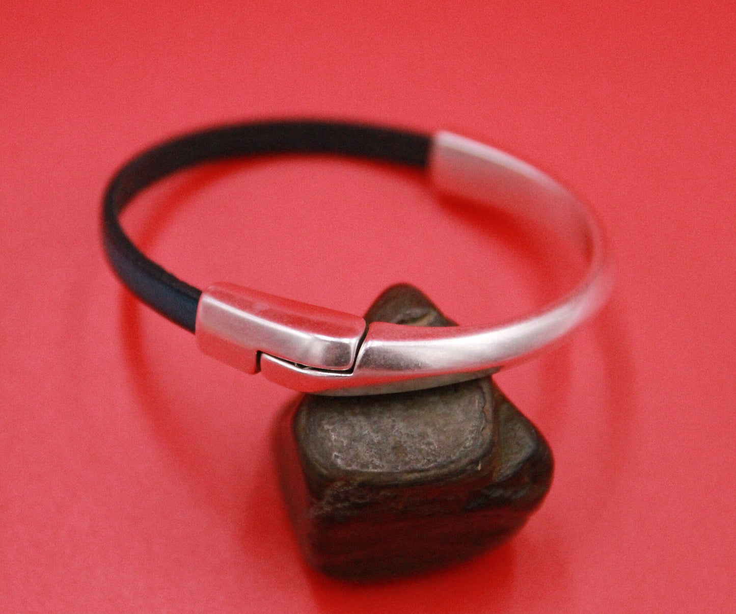 B0098>>MADE IN EUROPE zamak half bracelet, half cuff, half bracelet for flat 5mm leather cord Qty1