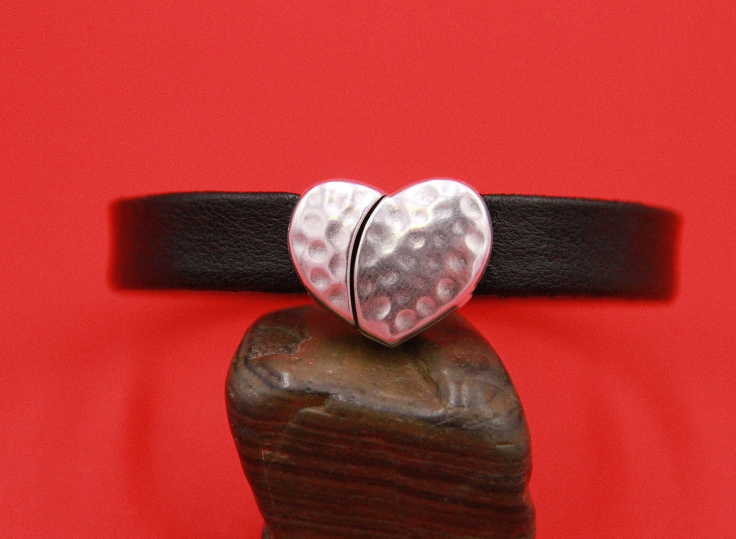 FC0372>>MADE in EUROPE zamak hammered heart clasp, heart clasp, 10mm clasp, flat 10mm cord heart clasp Qty1