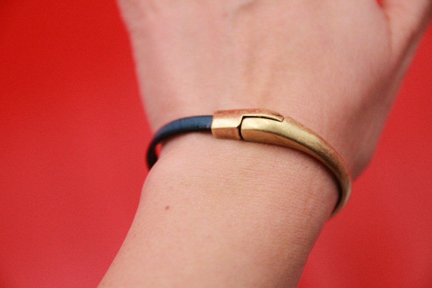B0098>>MADE IN EUROPE zamak half bracelet, half cuff, half bracelet for flat 5mm leather cord Qty1