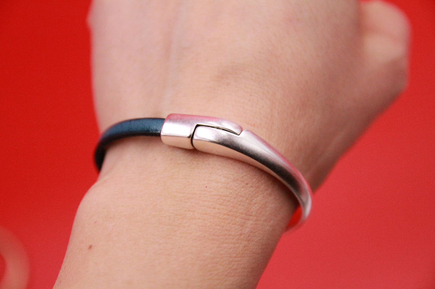 B0098>>MADE IN EUROPE zamak half bracelet, half cuff, half bracelet for flat 5mm leather cord Qty1